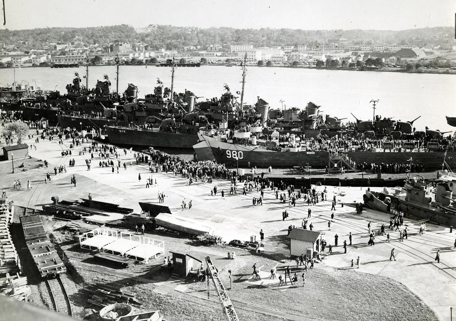 USS Claxton (DD-571)